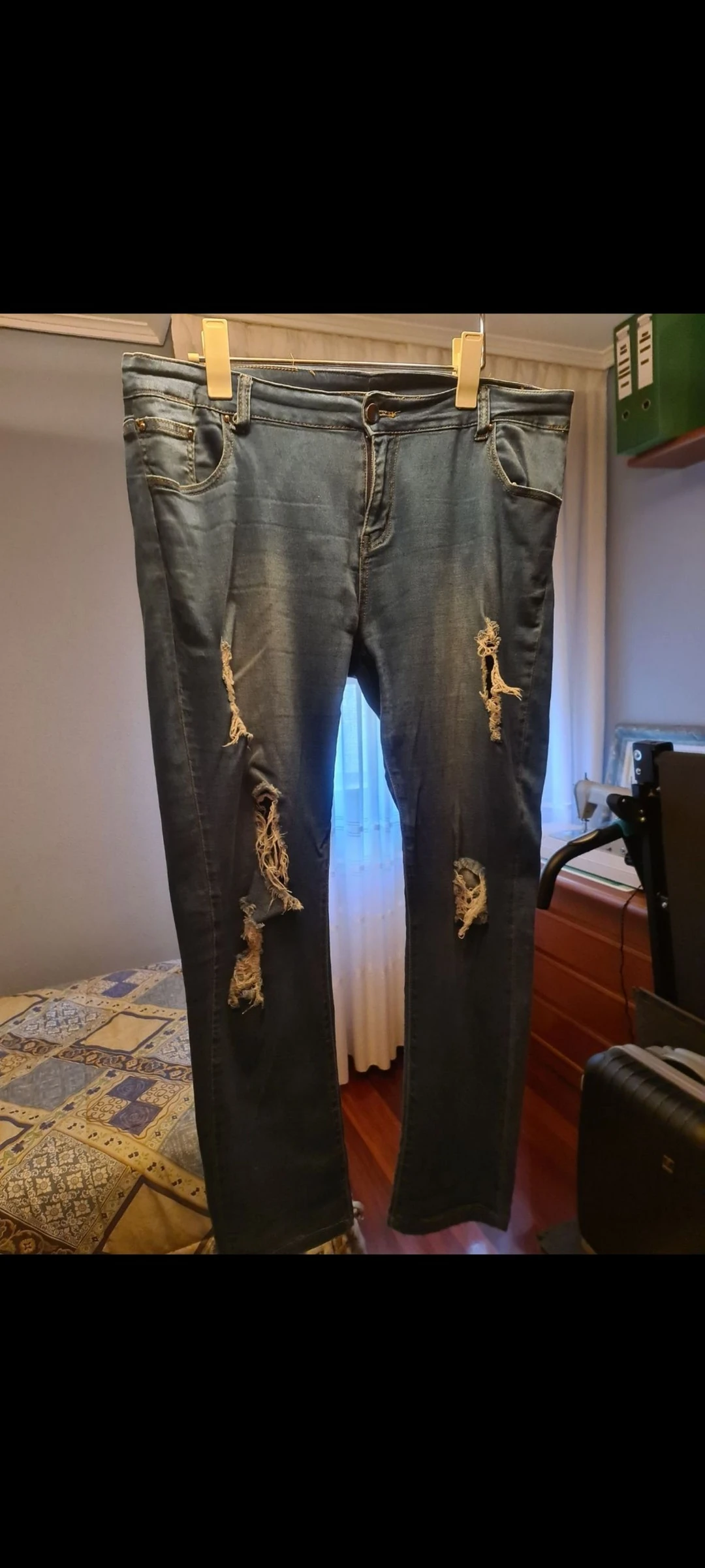 Pantalon vaquero elastico desgastado